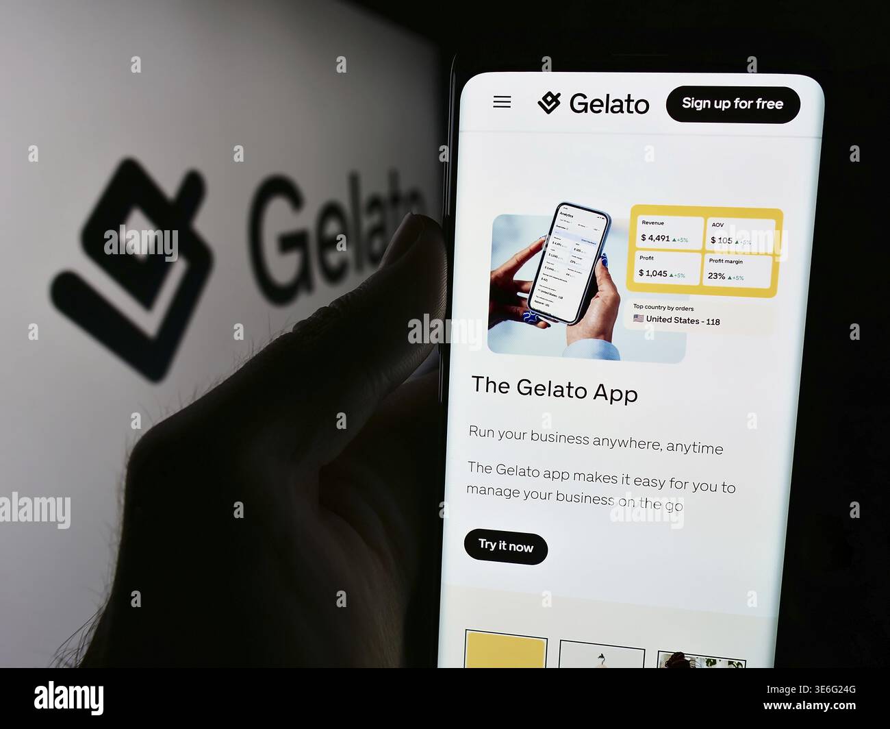Stuttgart, Deutschland - 18.08.2024: Person, die ein Mobiltelefon hält, mit Website des norwegischen Print-on-Demand-Unternehmens Gelato ASA vor dem Logo. Konzentrieren Sie sich auf Cent Stockfoto