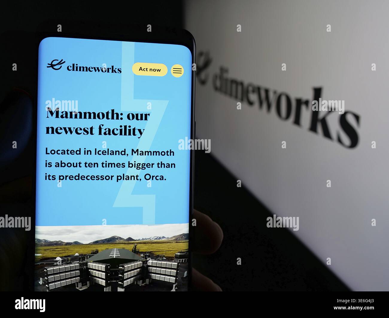 Stuttgart, Deutschland - 10.04.2024: Handybesitzer mit Webseite der Schweizer Direktfliegergesellschaft Climeworks AG auf dem Bildschirm mit Logo. Fokussieren Stockfoto