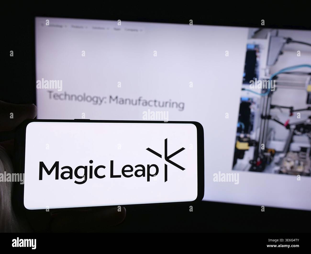 Stuttgart, Deutschland - 27.08.2024: Person mit Mobiltelefon mit Logo der amerikanischen Augmented-Reality-Displayfirma Magic Leap Inc. Vor Web p Stockfoto