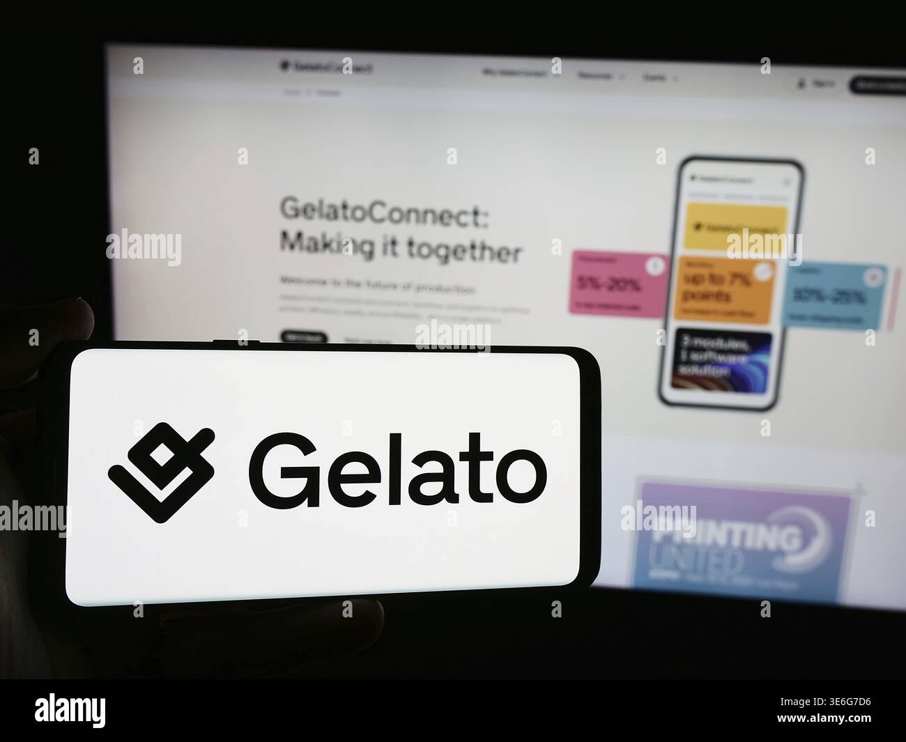 Stuttgart, Deutschland - 18.08.2024: Person mit Smartphone mit Logo des norwegischen Print-on-Demand-Unternehmens Gelato ASA vor der Website. Konzentrieren Sie sich auf Pho Stockfoto