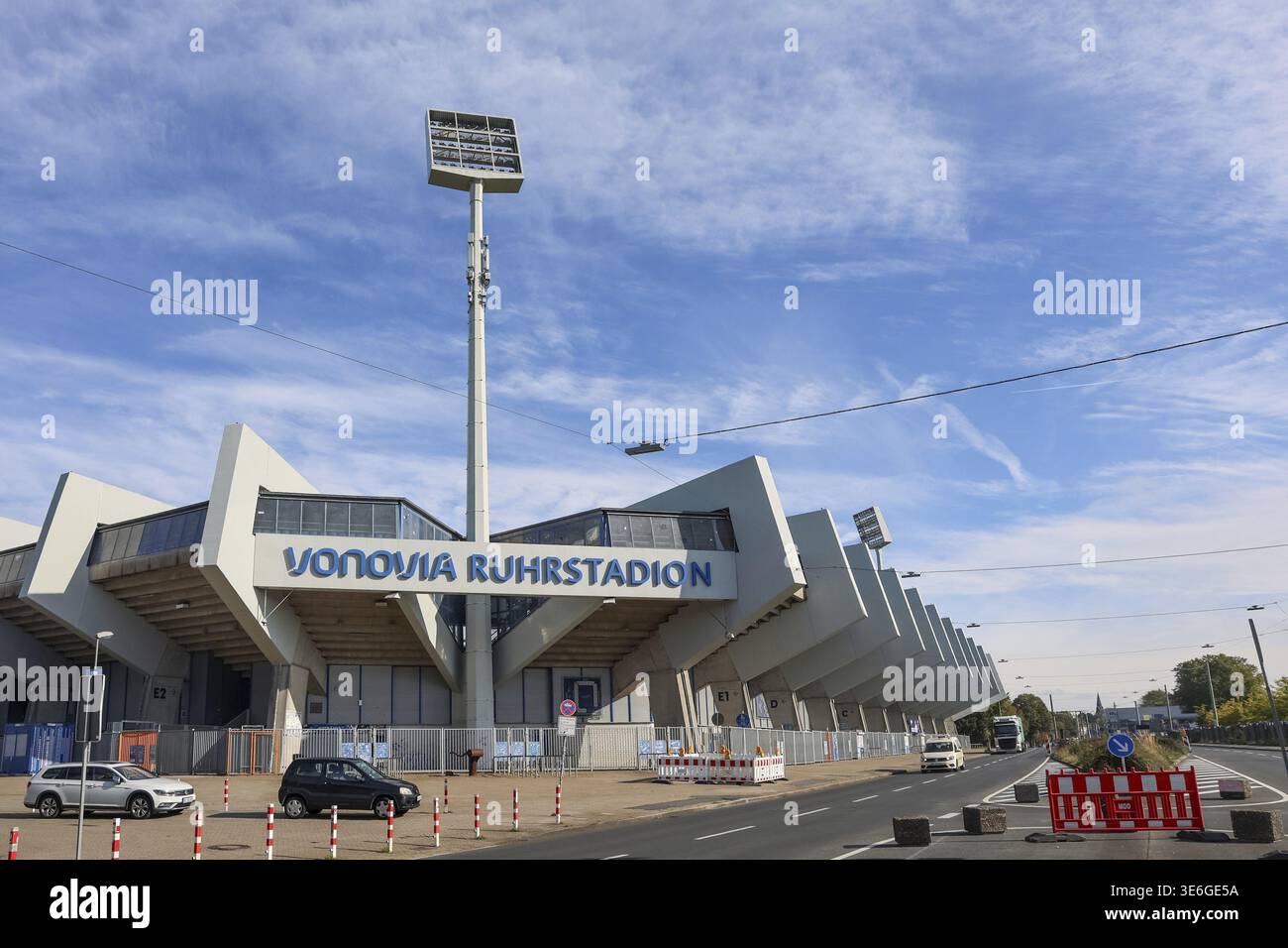 Bochum, Deutschland - 25. September 2025: Ruhrstadion Vonovia mit seiner markanten Architektur unter blauem Himmel Stockfoto