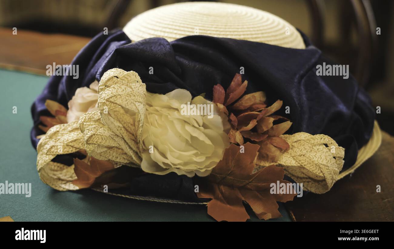 Nahaufnahme von Vintage-Accessoires für Frauen. Archivmaterial. Schöne Vintage-Artikel für Frauen auf grünem Hintergrund. Vintage Blumenhut für Frauen. Vintage w Stockfoto