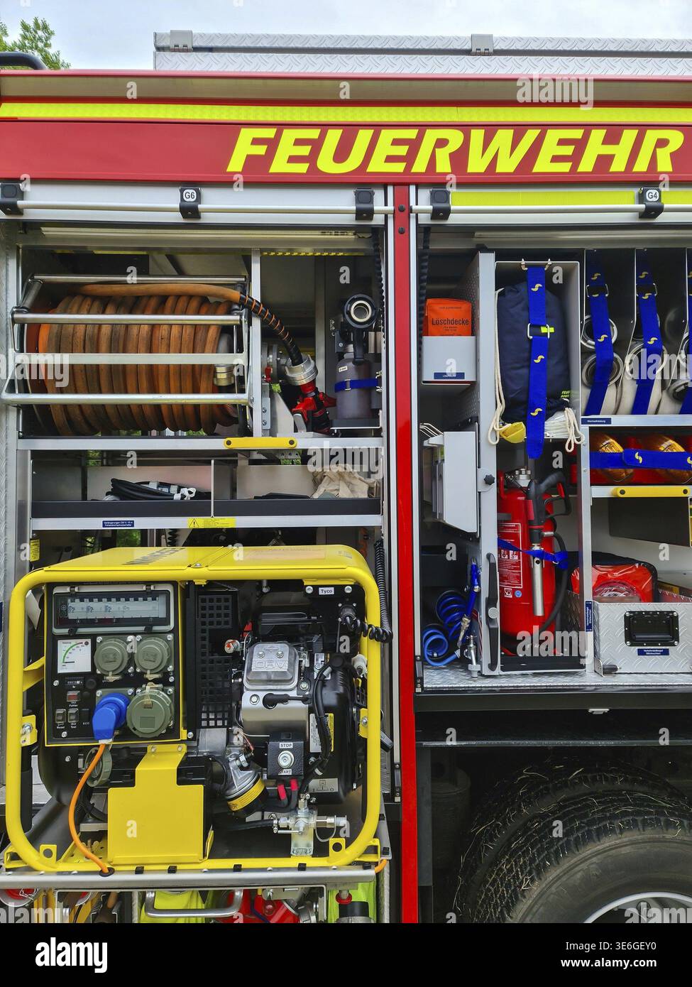 Kiel, Deutschland - 24.Mai 2024: Großes Feuerwehrfahrzeug mit Blick auf zahlreiche Werkzeuge für den Einsatz Stockfoto