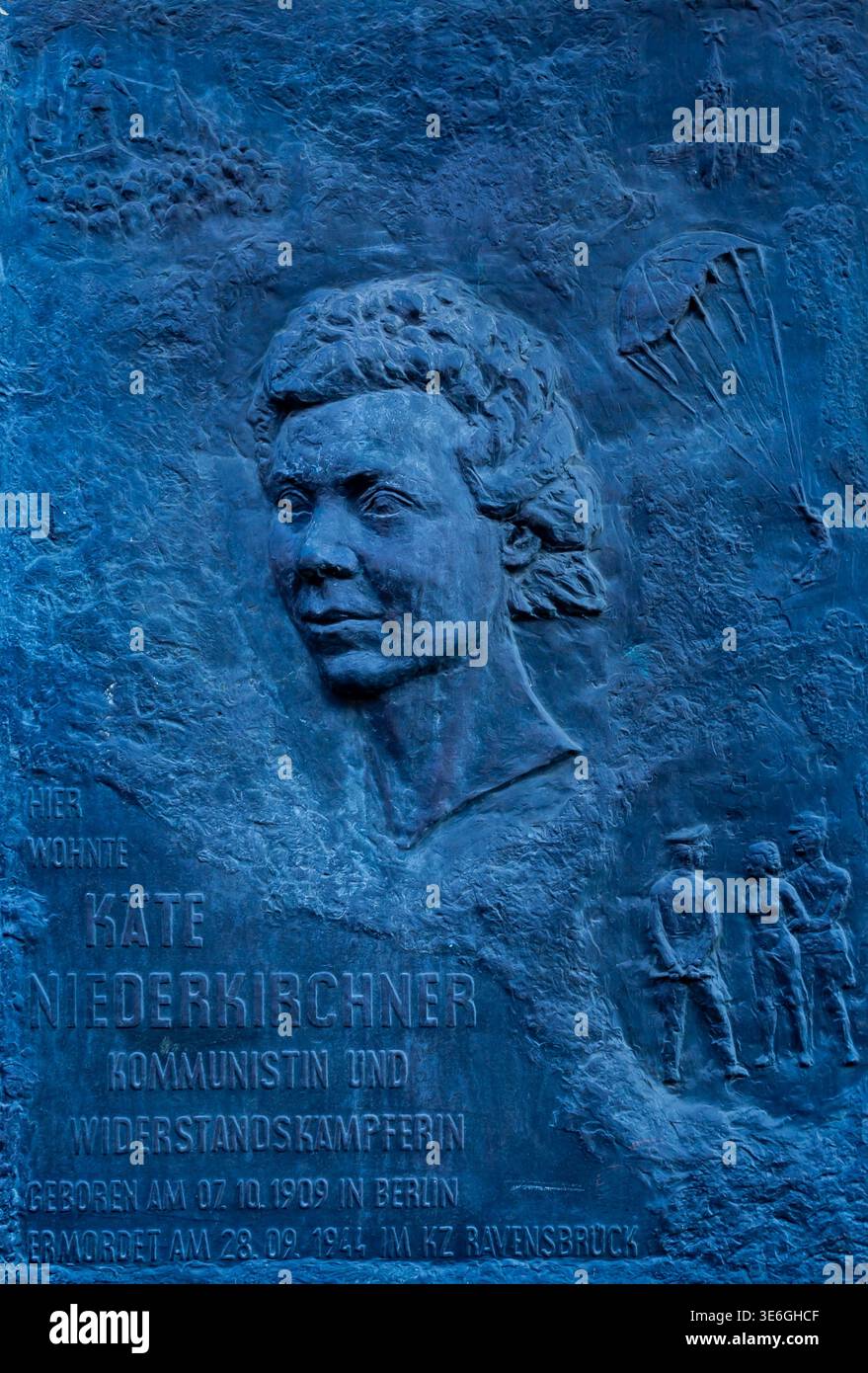Gedenktafel zum Gedenken an den deutschen Widerstandskämpfer Käthe Niederkirchner (1909–1944) in Berlin Prenzlauer Berg. Stockfoto