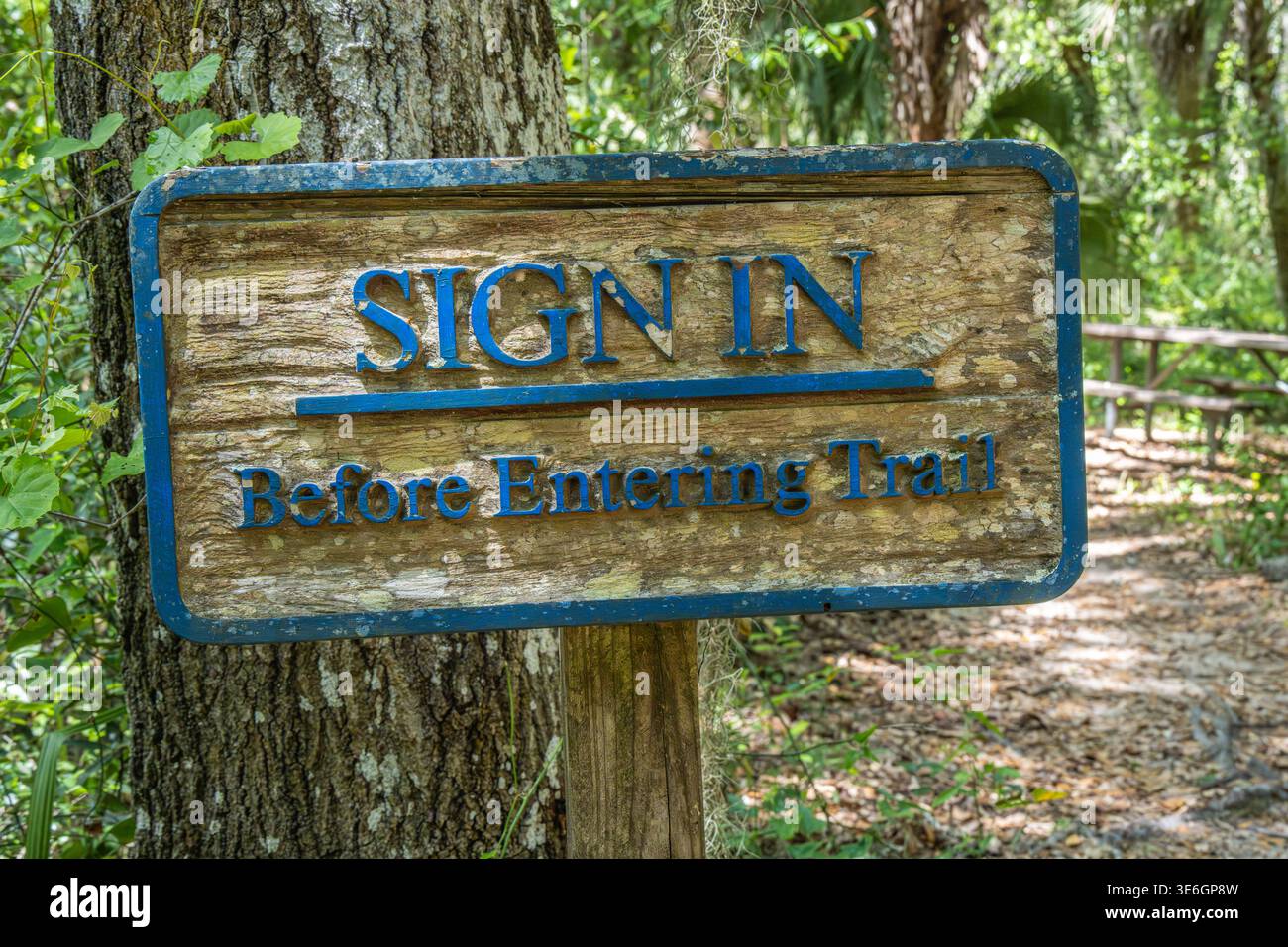 „Sign in before entry Trail“-Schild am Eingang zum Daubenmire Trail im Flat Island Preserve in Leesburg, Florida. (USA) Stockfoto