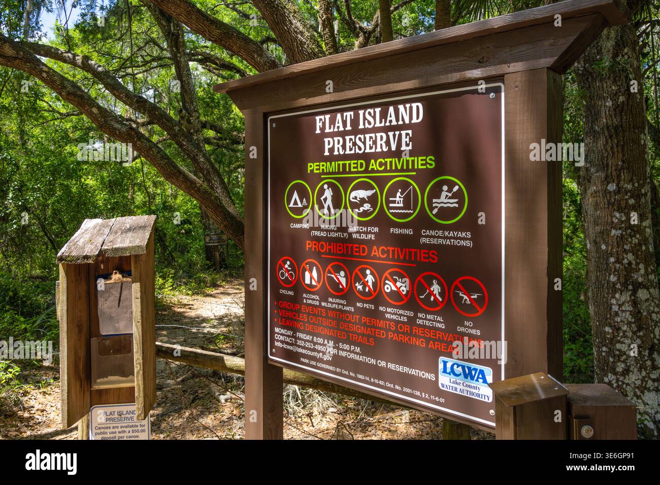 Wegbeschilderung und Clipboard für die Anmeldung im Flat Island Preserve in Leesburg, Florida. (USA) Stockfoto