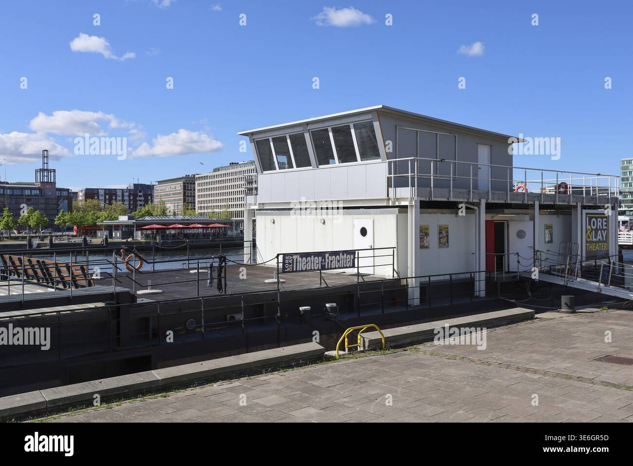 Kiel, Deutschland - 05. Mai 2025: Lore & Lay Theater Ship veranstaltet Veranstaltungen für darstellende Künste in Kiel, Deutschland, die einzigartige kulturelle Erlebnisse bieten Stockfoto