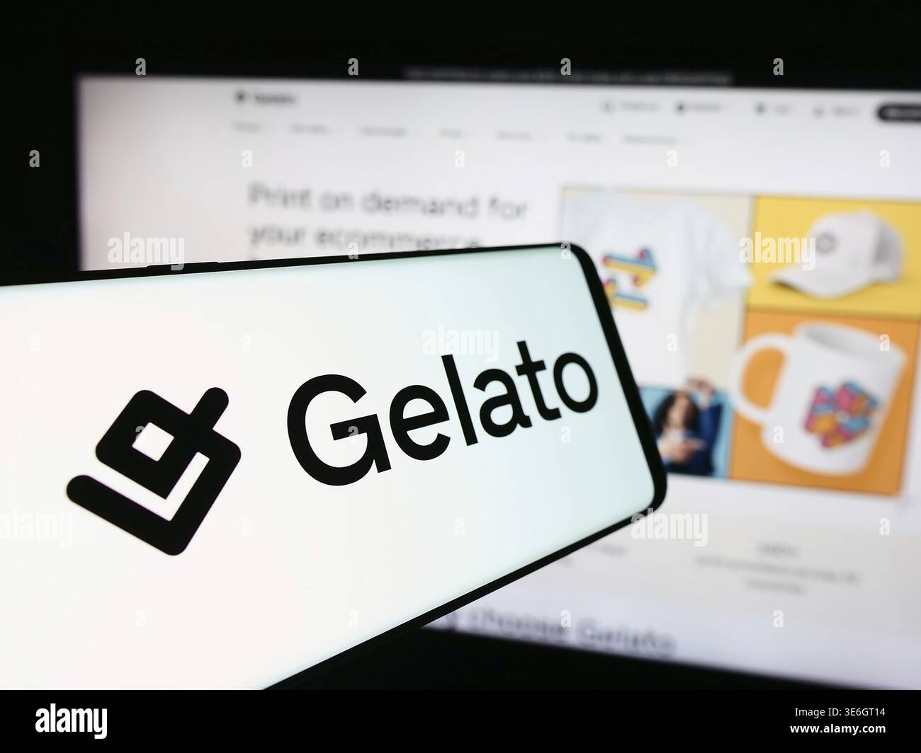 Stuttgart, Deutschland - 18.08.2024: Smartphone mit Logo des norwegischen Print-on-Demand-Unternehmens Gelato ASA vor der Business-Website. Konzentrieren Sie sich auf die Mitte von Stockfoto
