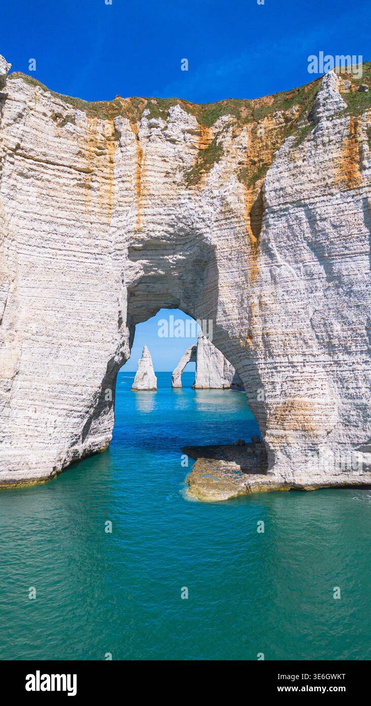 Gerahmte Perspektive auf die Nadel und den Aval Arch durch den massiven Manneporte Naturbogen in Etretat, Normandie, Frankreich Stockfoto