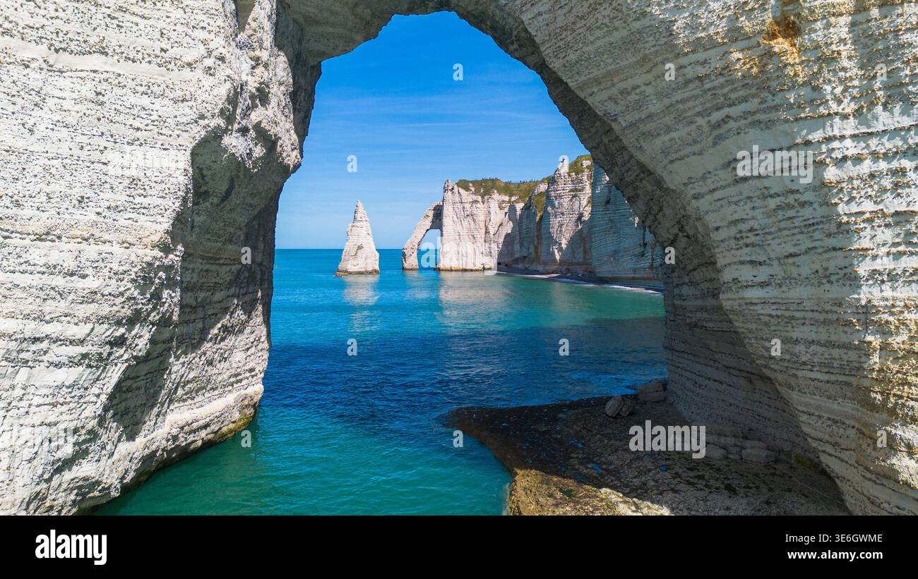 Gerahmte Perspektive auf die Nadel und den Aval Arch durch den massiven Manneporte Naturbogen in Etretat, Normandie, Frankreich Stockfoto