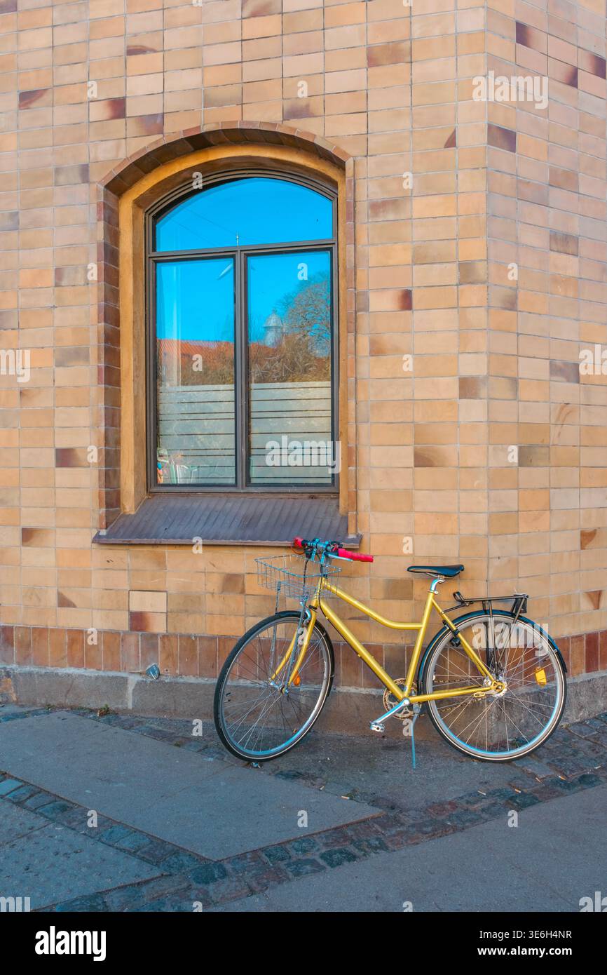 Gelbes Vintage-Fahrrad, Das Sich Gegen Eine Gekachelte Wand Lehnt, Urbane Szene, Nachhaltiger Verkehr, Retro City Life Stockfoto