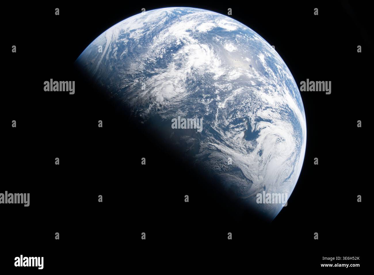 Der Planet Erde aus dem Weltraum zeigt Wolken und Meereskrümmung in der tiefen Umlaufbahn. Stockfoto