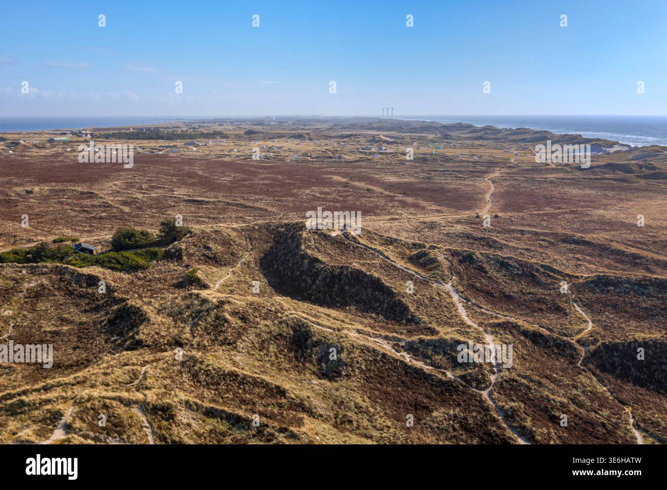 Luftaufnahme der Holmsklit-Landschaft in Dänemark, nördlich von Hvide Sande, nach Süden gerichtet Stockfoto