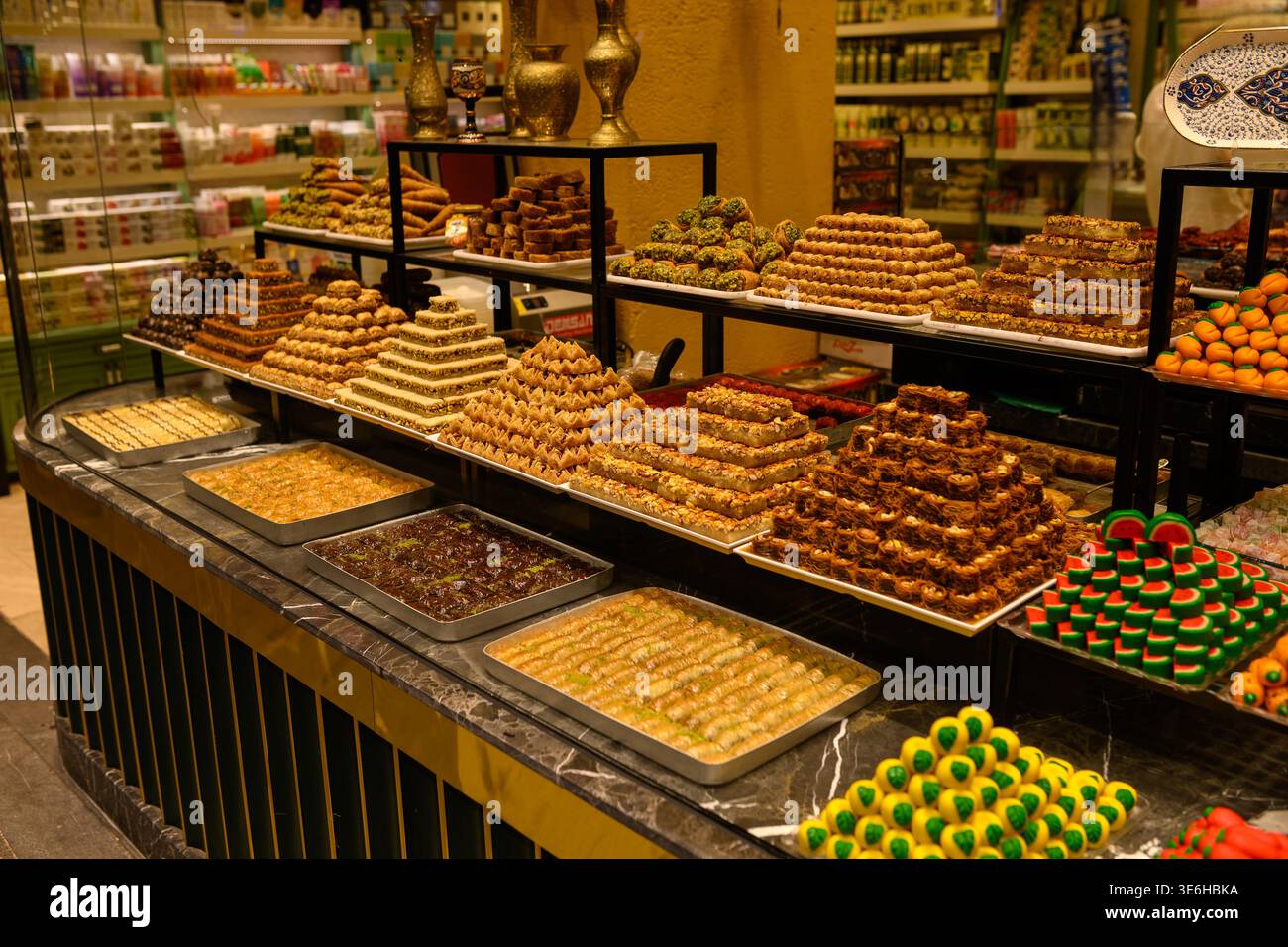 Traditionelles Baklava- und türkisches Süßwarensortiment, exotische Verkostung. Authentische Desserts aus dem Nahen Osten für gastronomische Reisen, Entdeckung neuer Ori Stockfoto