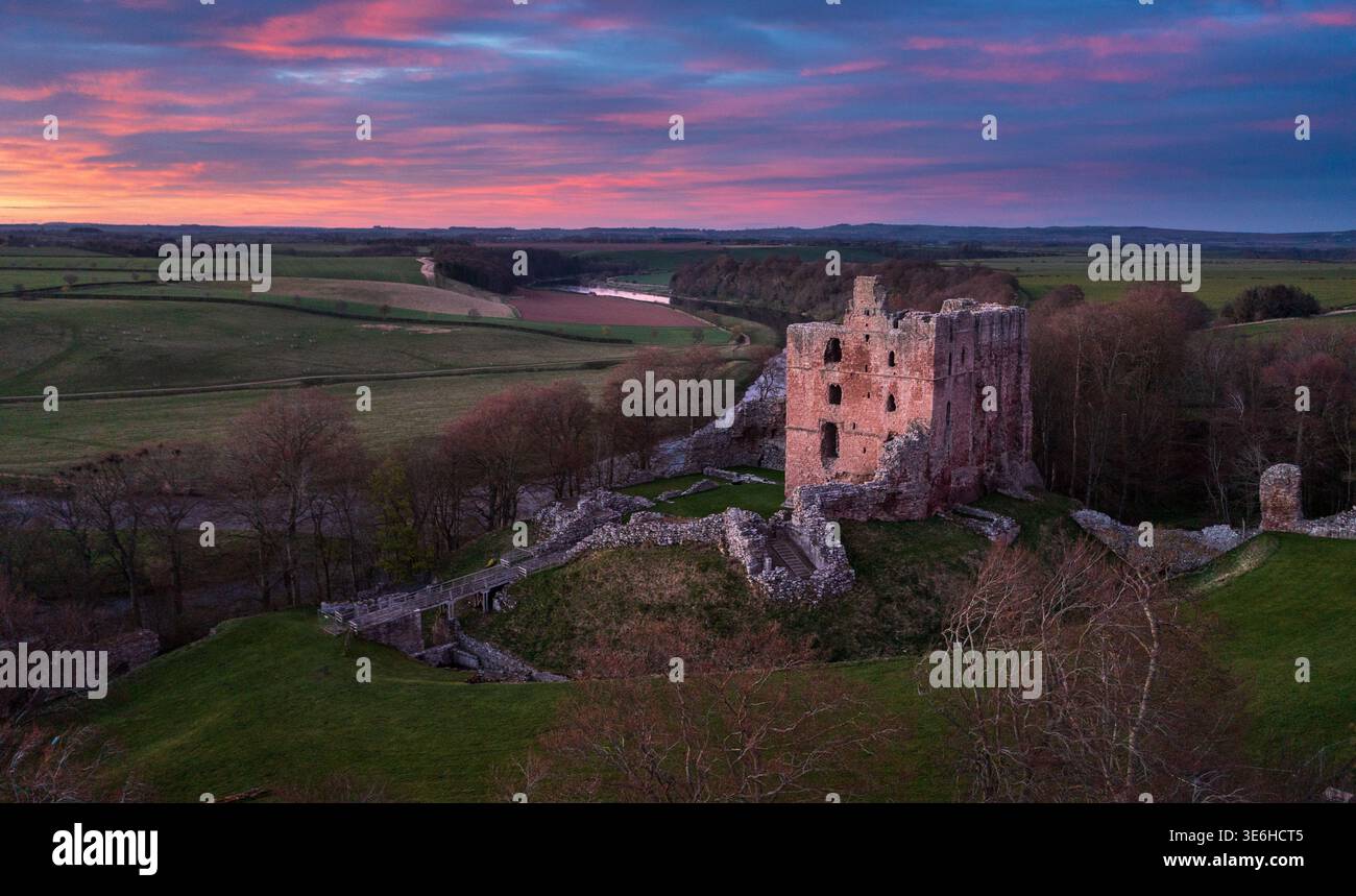 Norham Castle hoch über dem Tweed an der schottischen Grenze, erbaut von den Bischöfen von Durham vor über 900 Jahren. Stockfoto