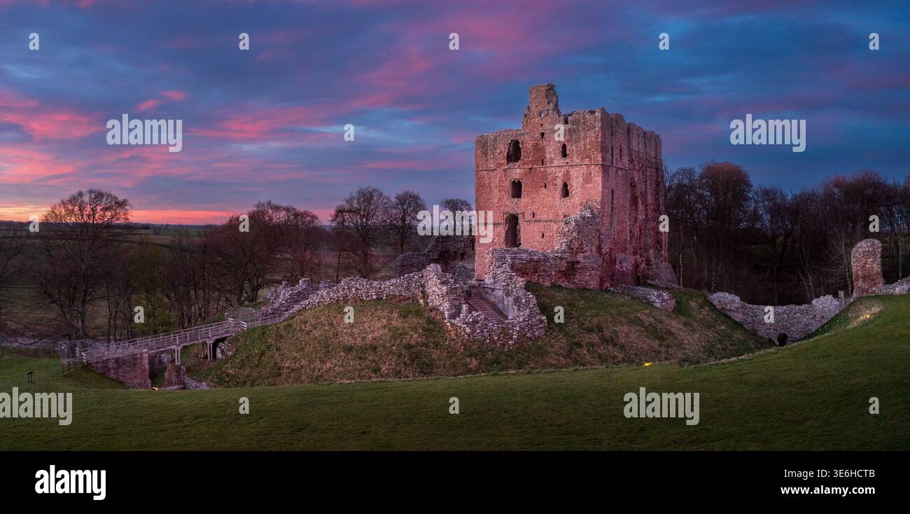 Norham Castle hoch über dem Tweed an der schottischen Grenze, erbaut von den Bischöfen von Durham vor über 900 Jahren. Stockfoto