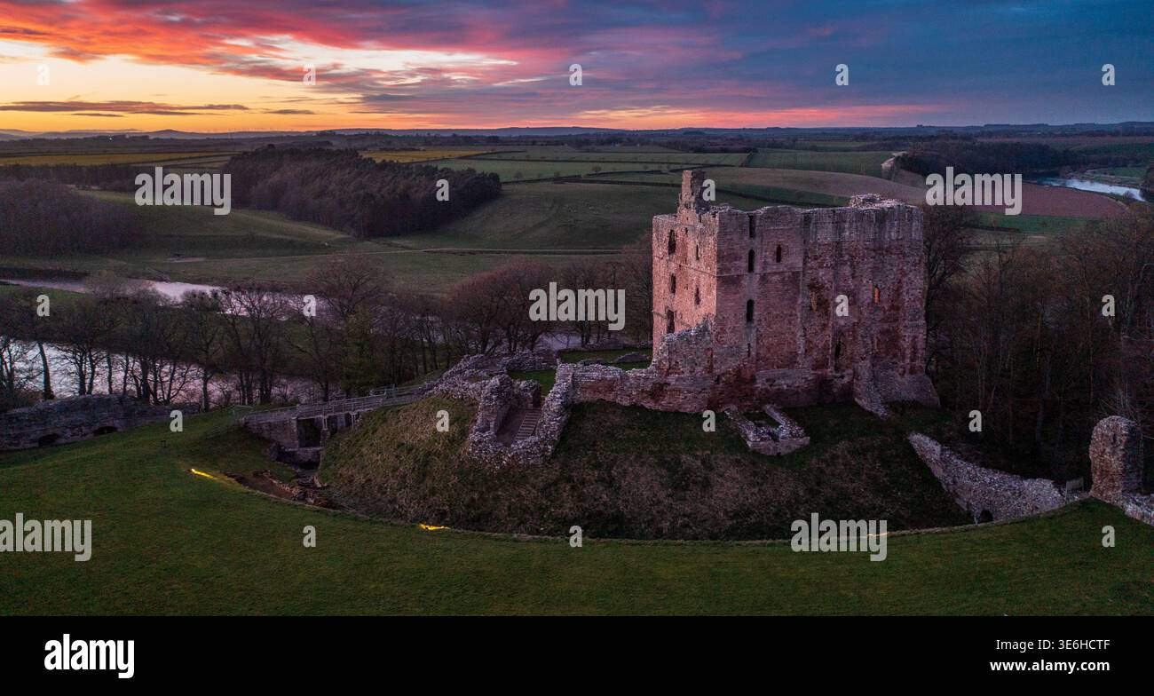 Norham Castle hoch über dem Tweed an der schottischen Grenze, erbaut von den Bischöfen von Durham vor über 900 Jahren. Stockfoto