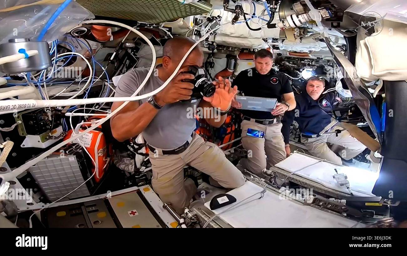 Unbekannt. April 2026. Ein Foto vom 3. April 2026 zeigt Victor Glover, Jeremy Hansen und Reid Wiseman, die zusammen im Orion-Raumschiff auf ihrem Weg zum Mond arbeiten. Foto der NASA über ABACAPRESS.COM Credit: Abaca Press/Alamy Live News Stockfoto