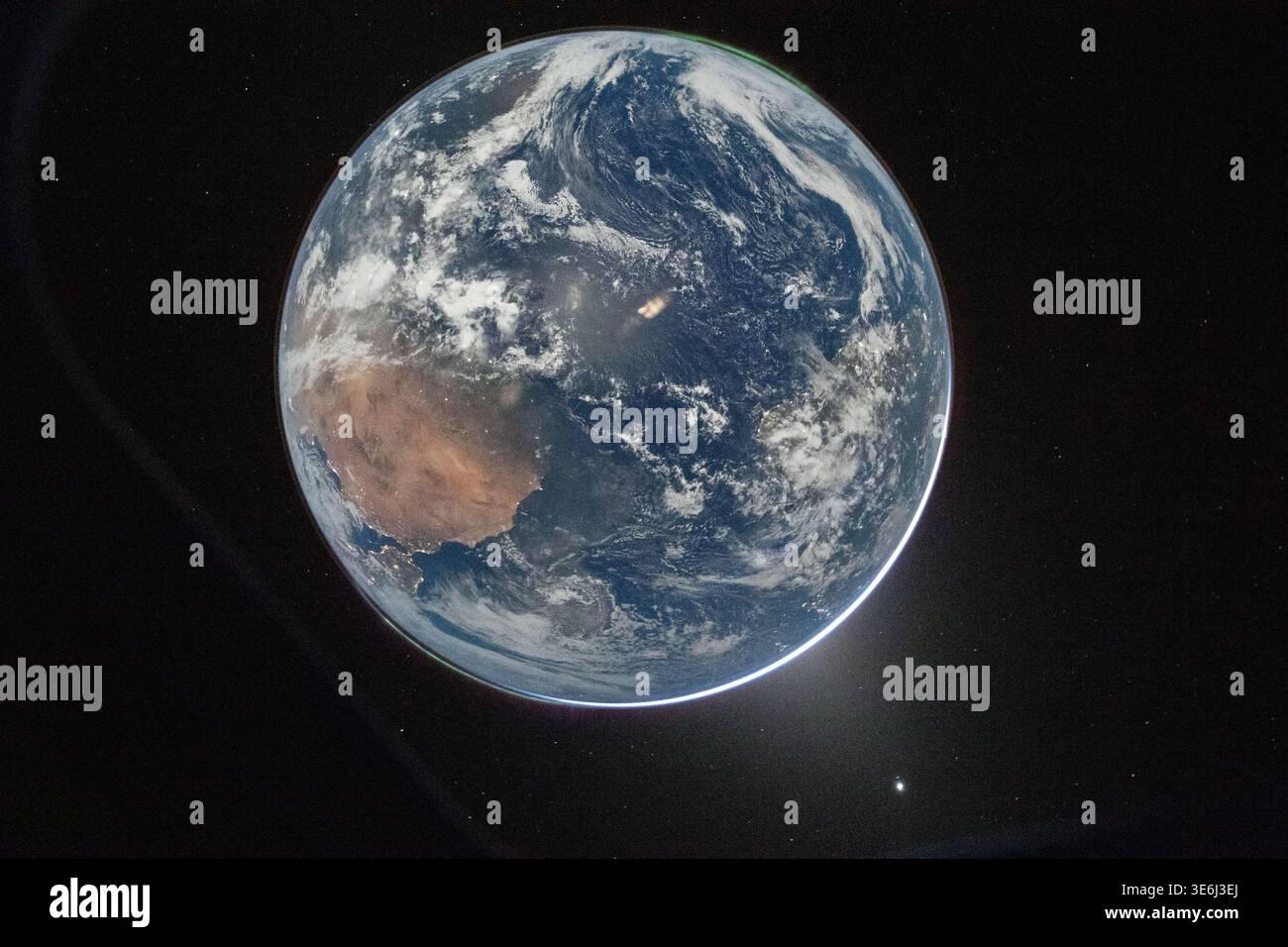 Unbekannt. April 2026. Ein Foto vom 2. April 2026 zeigt, wie der NASA-Astronaut und Artemis II-Kommandeur Reid Wiseman dieses Bild der Erde am 2. April 2026 aus dem Fenster des Orion-Raumschiffs machten, nachdem die Verbrennung der translunaren Injektion abgeschlossen war. Foto: NASA/Reid Wiseman via ABACAPRESS.COM Credit: Abaca Press/Alamy Live News Stockfoto