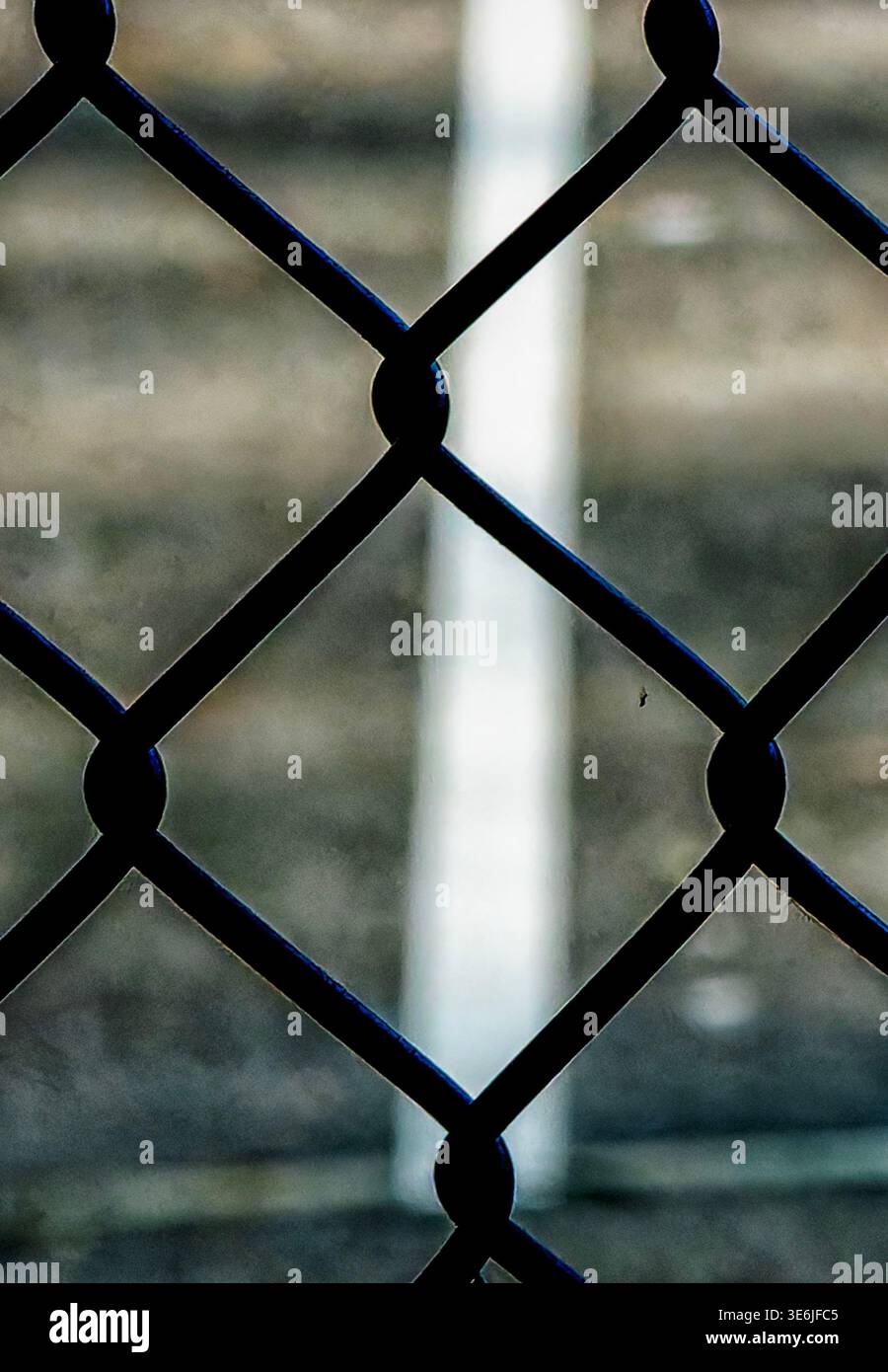 Ein miteinander verbundener diamantförmiger Metallzaun Stockfoto