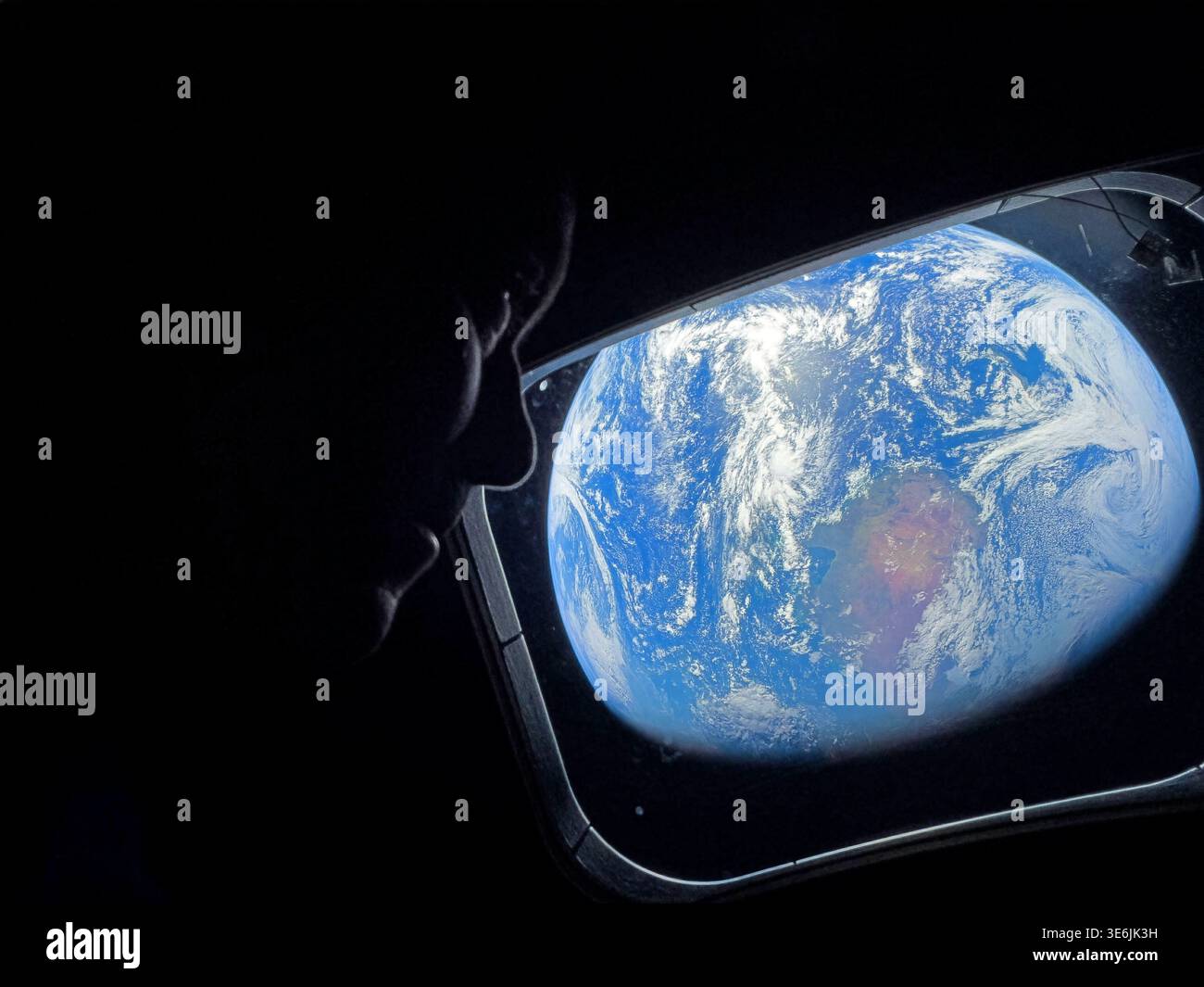 AN BORD der Orion - 2. April 2026 - NASA-Astronaut und Artemis II-Kommandeur Reid Wiseman blickt aus einem der Kabinenfenster des Orion-Raumschiffs zurück auf die Erde, während die Besatzung in Richtung Mond reist - Foto: Geopix/NASA Stockfoto