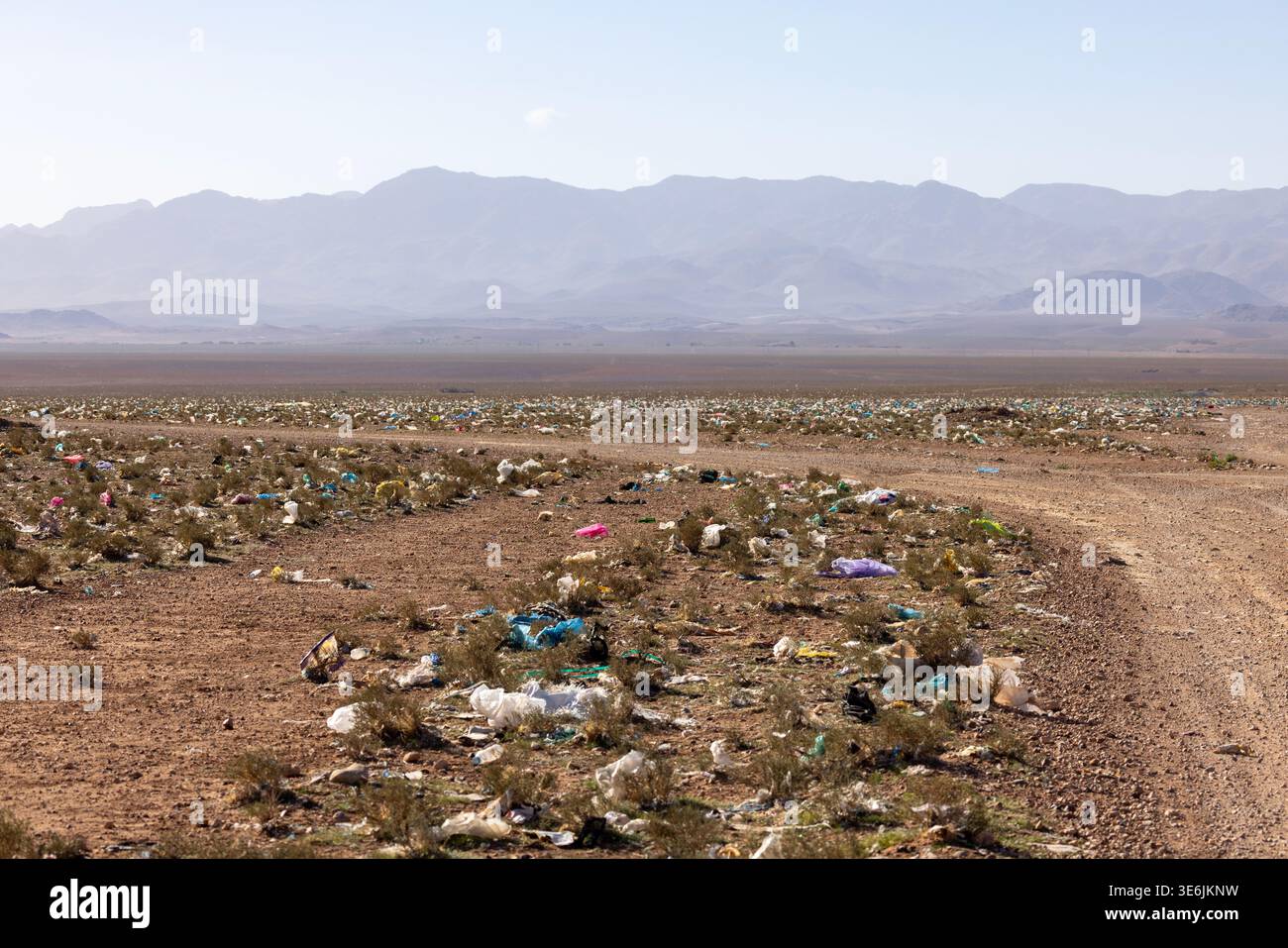 Tagdilt Track, vor Boumalne Dades, Marokko. Auf einer offenen Abfallstelle bläst Müll in die Wüste, soweit das Auge reicht. Stockfoto