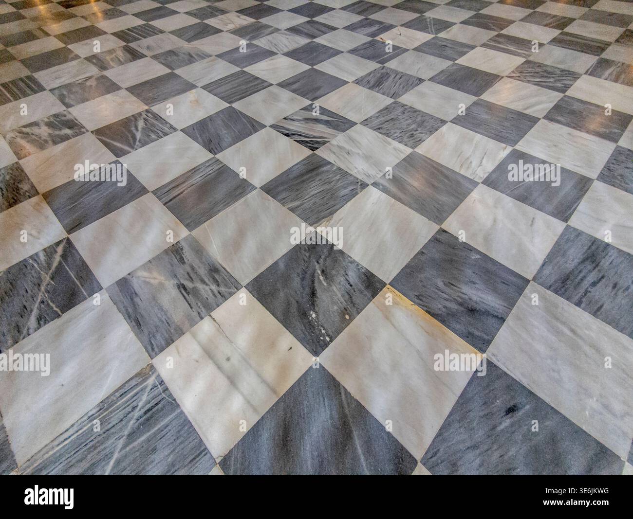 Symmetrie und Eleganz entfesselt: Fesselndes Marmordesign mit Karomuster für stilvolle Räume Stockfoto