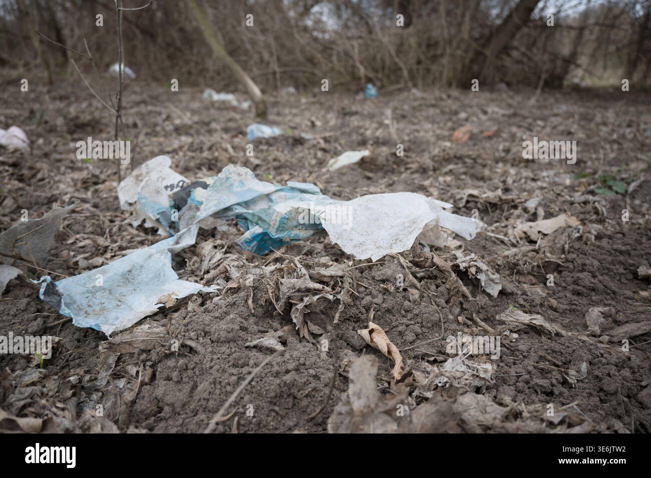 Müll, Plastikverpackungen, Flaschen, Umweltverschmutzung. Stockfoto