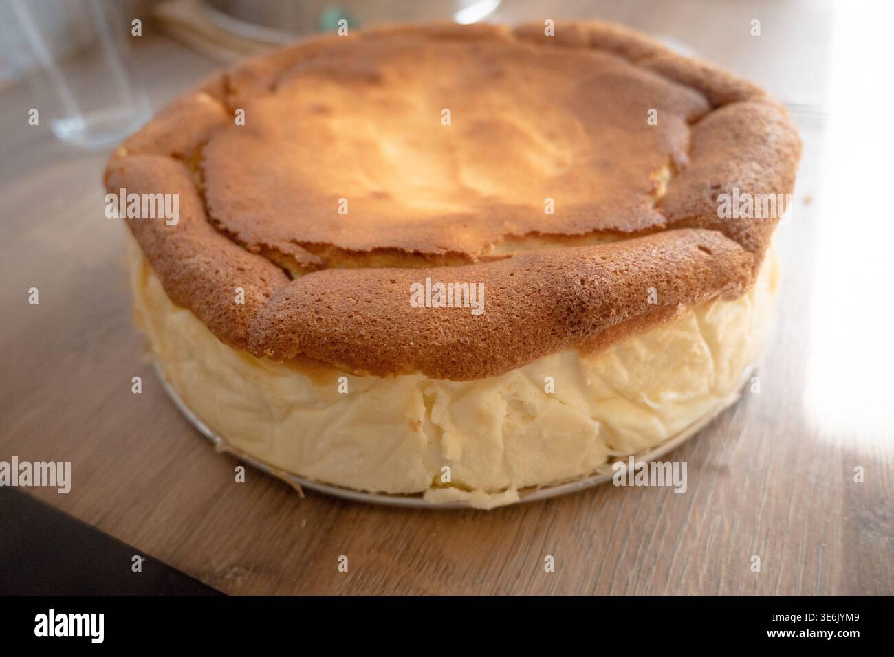 Traditioneller polnischer Käsekuchen, ein dicker, cremiger Kuchen auf der Basis von vollfettem Hüttenkäse. Stockfoto
