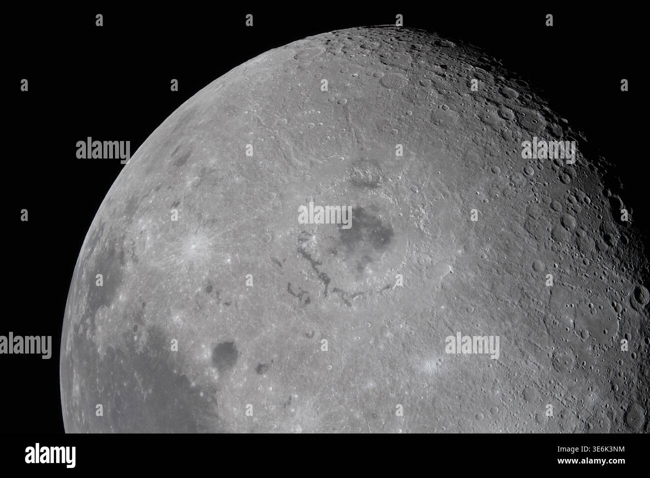 DER MOND, ERDE - 6. April 2026 - in dieser Ansicht des Mondes, aufgenommen von der Artemis II-Crew um 14:19 Uhr EDT, kurz bevor die Crew ihre Beobachtungsperiode begann, ist das Orientale Becken in der Mitte sichtbar, mit einem schwarzen Fleck aus antiker Lava in der Mitte, das vor Milliarden von Jahren bei einer Eruption die Mondkruste durchschlug. Dieser 600 Meilen breite Einschlagskrater liegt entlang des Übergangs zwischen der nahen und der fernen Seite und ist teilweise von der Erde aus sichtbar. Der kleine, helle Krater auf der linken Seite ist Byrgius, der aus seinem Becken aus 250 Meilen große Strahlen aufweist - Foto: Geopix/NASA Stockfoto