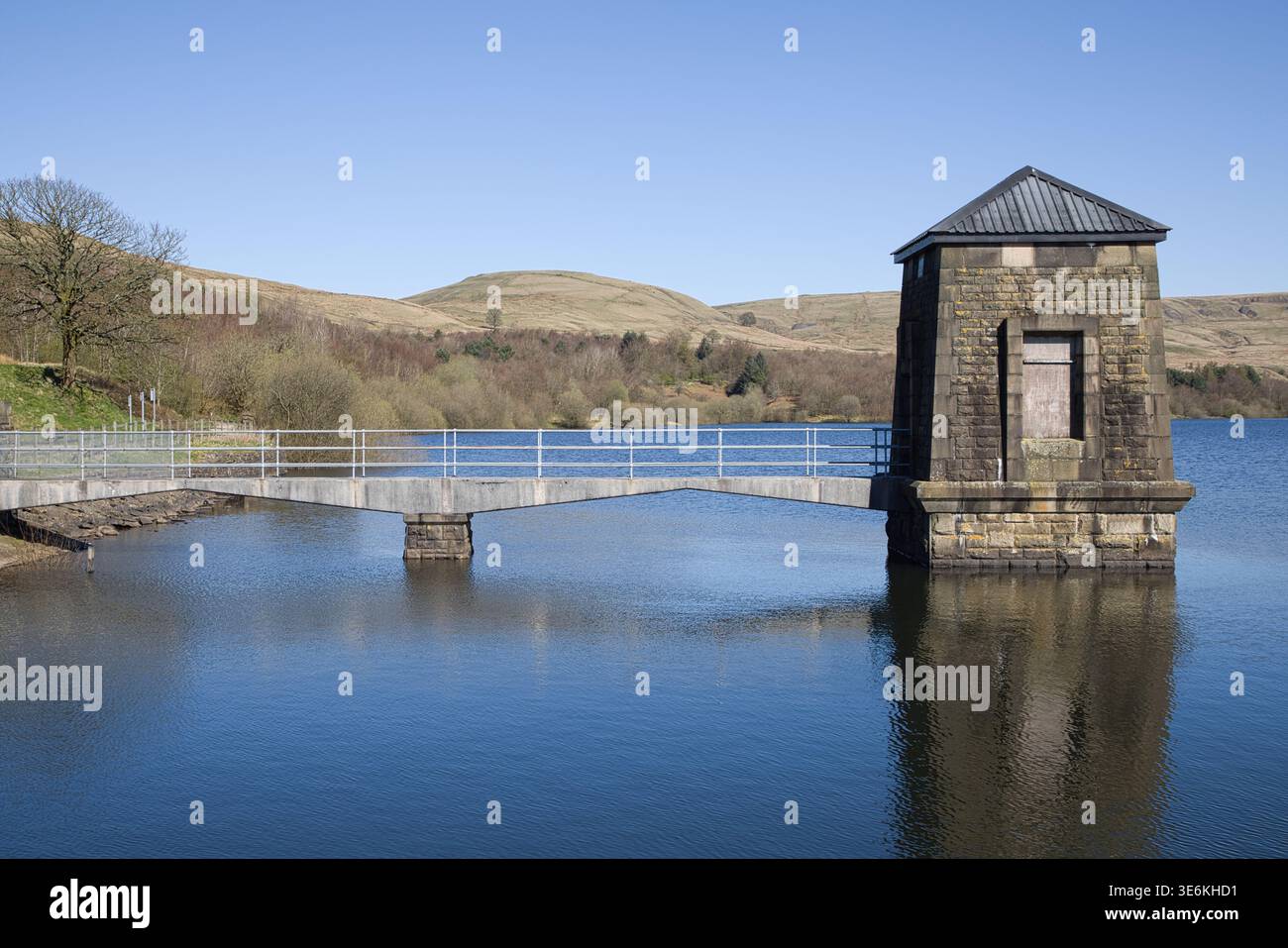 Stone Valve Tower am Watergrove Reservoir, Rochdale, Manchester, Großbritannien. Stockfoto