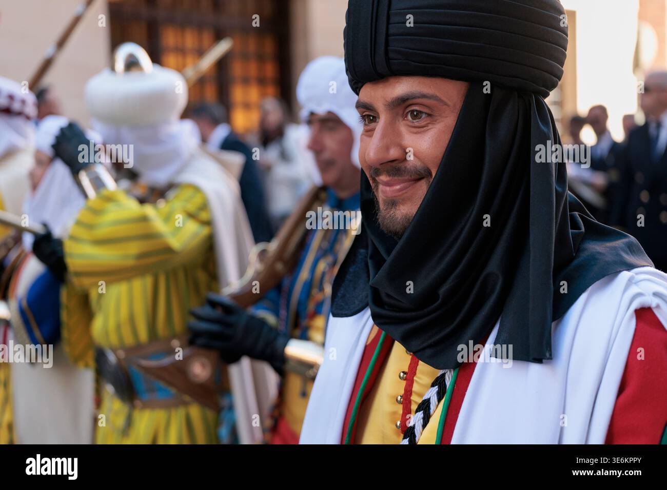 Das Benimerines-Team Gloriero paradiert während des La Gloria Festivals in Alcoi am 5. April 2026, Spanien Stockfoto