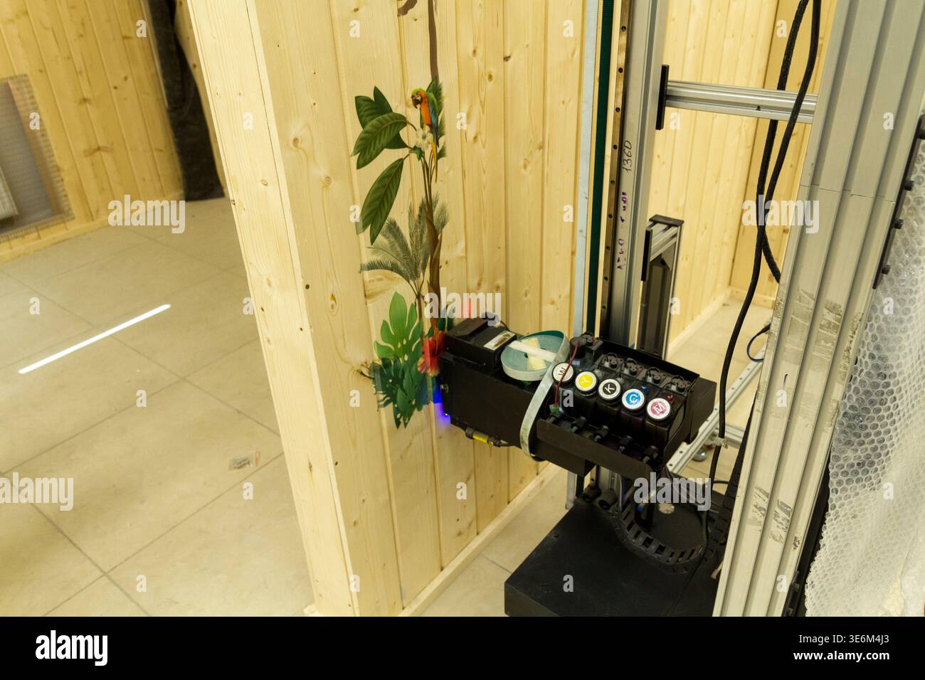 Das Gerät im Bild ist ein vertikaler Wanddrucker, ein spezieller Tintenstrahldrucker für den direkten Druck auf vertikale Oberflächen wie Wände Stockfoto