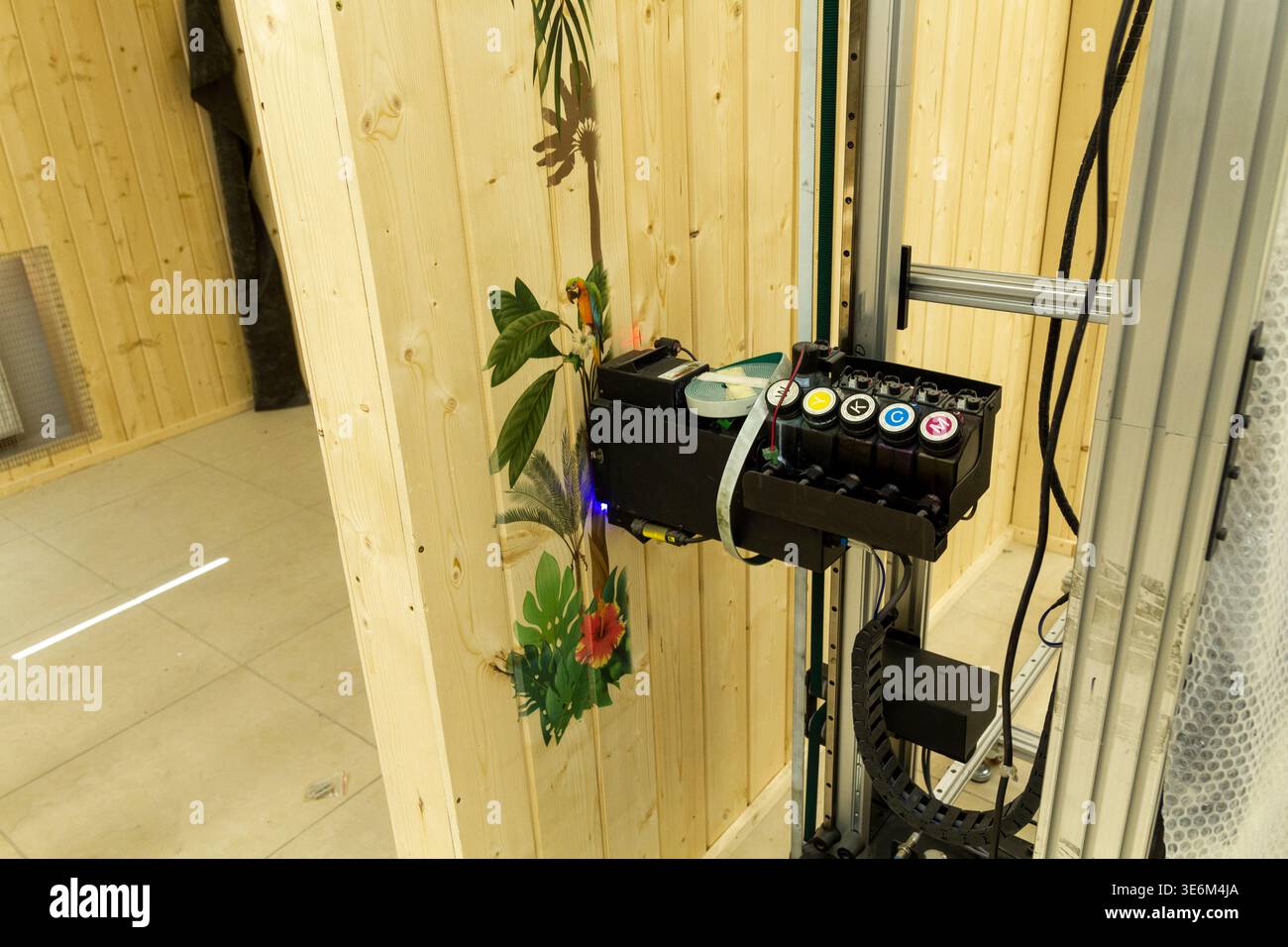 Das Gerät im Bild ist ein vertikaler Wanddrucker, ein spezieller Tintenstrahldrucker für den direkten Druck auf vertikale Oberflächen wie Wände Stockfoto