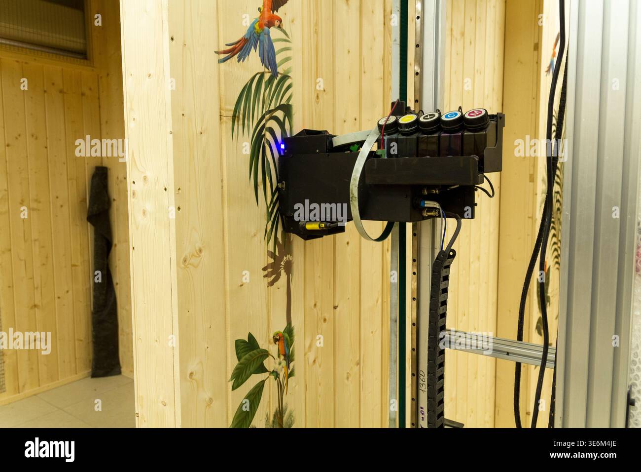 Das Gerät im Bild ist ein vertikaler Wanddrucker, ein spezieller Tintenstrahldrucker für den direkten Druck auf vertikale Oberflächen wie Wände Stockfoto