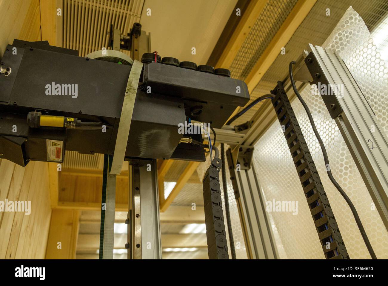 Das Gerät im Bild ist ein vertikaler Wanddrucker, ein spezieller Tintenstrahldrucker für den direkten Druck auf vertikale Oberflächen wie Wände Stockfoto