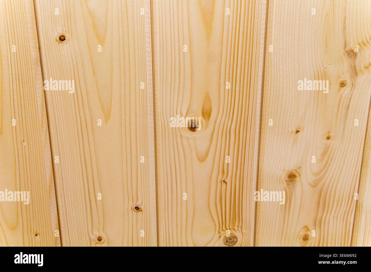 Dieses Bild zeigt helle Holzdielen mit Nut und Feder. Stockfoto