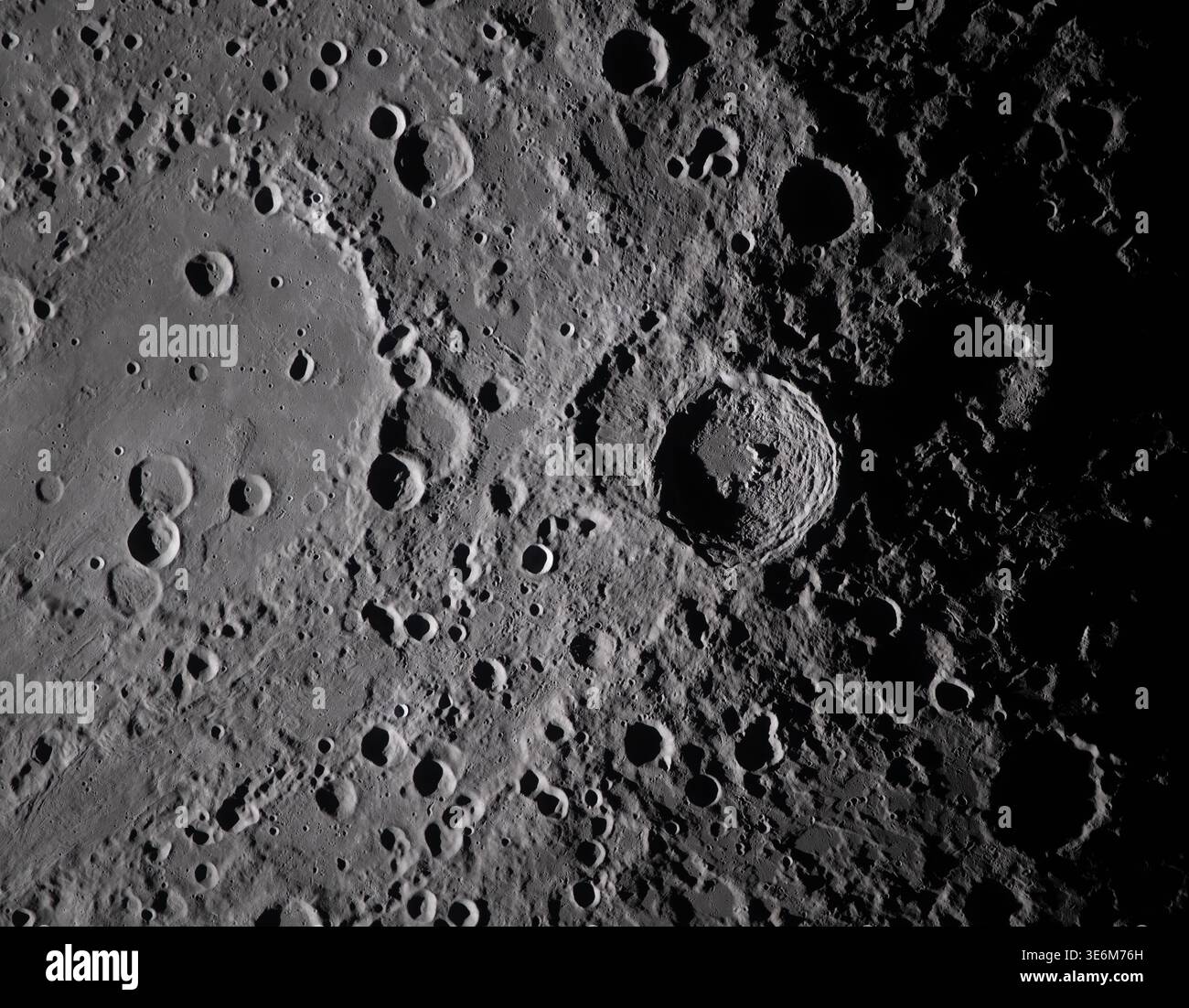 Hochauflösende Mondoberfläche mit detaillierten Einschlagkratern und felsiger Textur. Stockfoto