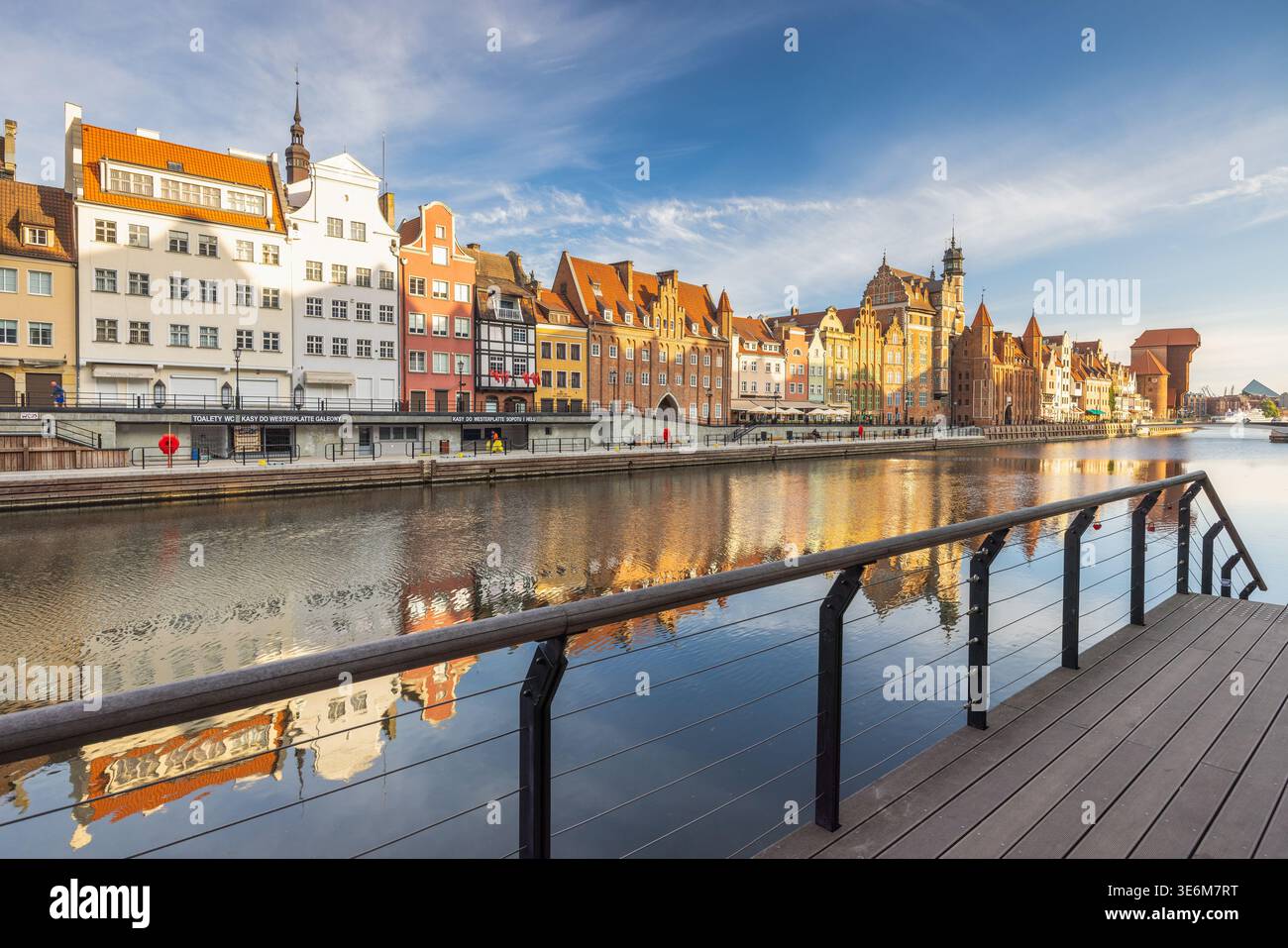Danzig, Polen - 2. Mai 2025: Historisches Zentrum der Stadt mit dem Fluss Motlawa. Blick auf das Wasser auf historische Gebäude entlang eines Flusses, reflektiert auf die Stockfoto