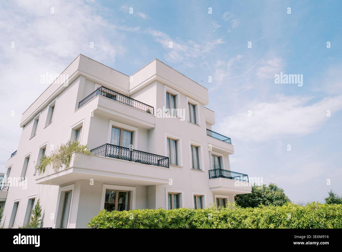 Ruhige Wohnszene Mit Minimalistischem Design Und Offenen Terrassen Stockfoto