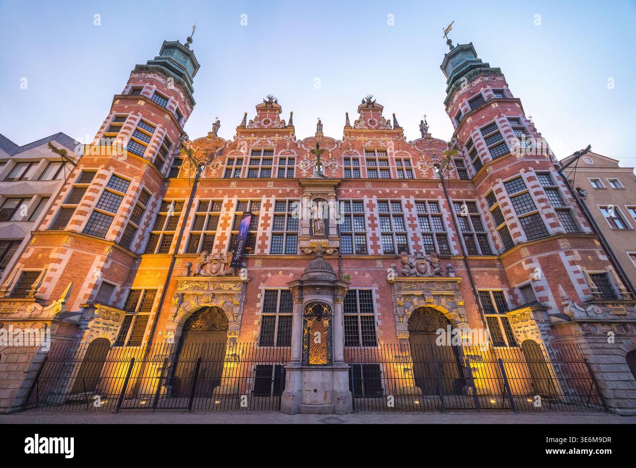 Danzig, Polen - 2. Mai 2025: Das Große Waffenlager. Historisches Gebäude mit aufwändiger Architektur und detaillierter Fassade. Die Fassade besteht aus rotem Backstein Stockfoto