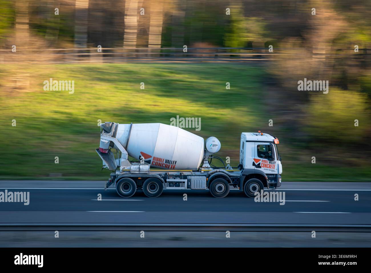 Ribble Valley Beton Mercedes Actros 8-Rad-LKW-Betonmischer auf der Autobahn M65, Altham, Lancashire, England. Stockfoto