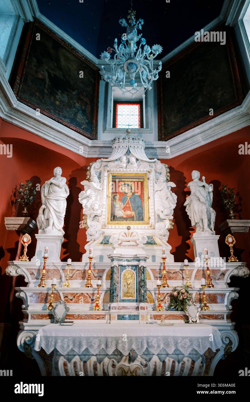 Exquisites Sanctuary-Dekor Mit Statuen Und Leuchtenden Kronleuchtern Stockfoto