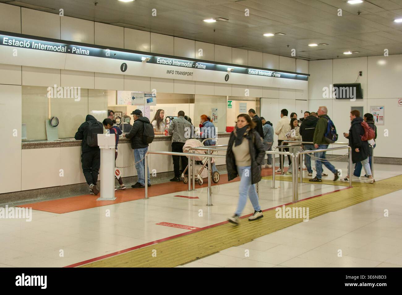 Mallorca. Spanien - 07. April 2026: Passagiere stehen am Ticketschalter von Estacio Intermodal in Palma an. Reisende suchen Informationen und kaufen Stockfoto