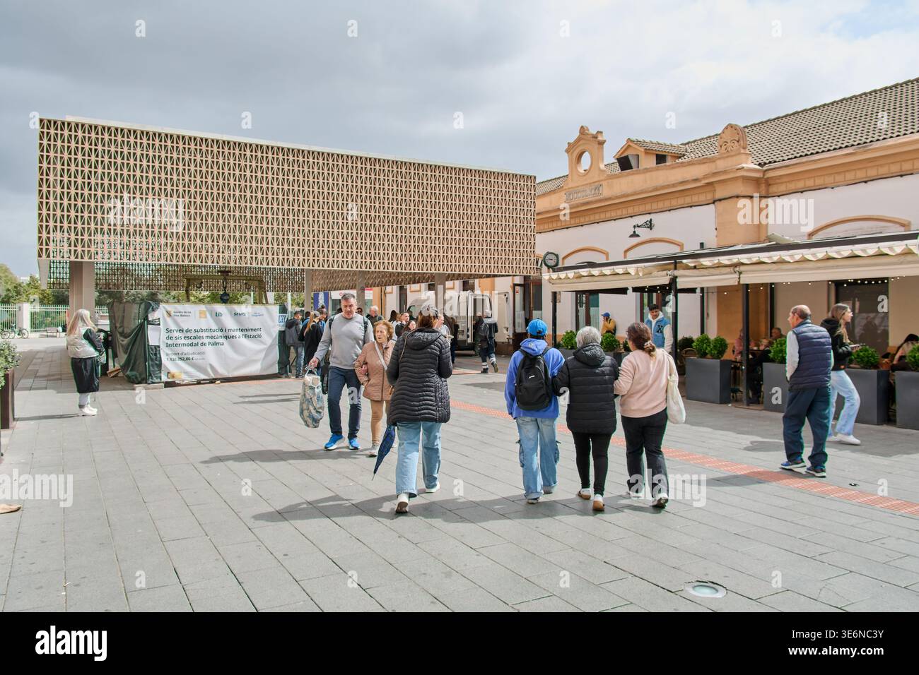 Mallorca. Spanien - 07. April 2026: Fußgänger treffen sich am Eingang der Palma Intermodal Station unter bewölktem Himmel. Das historische Empfangsgebäude Stockfoto