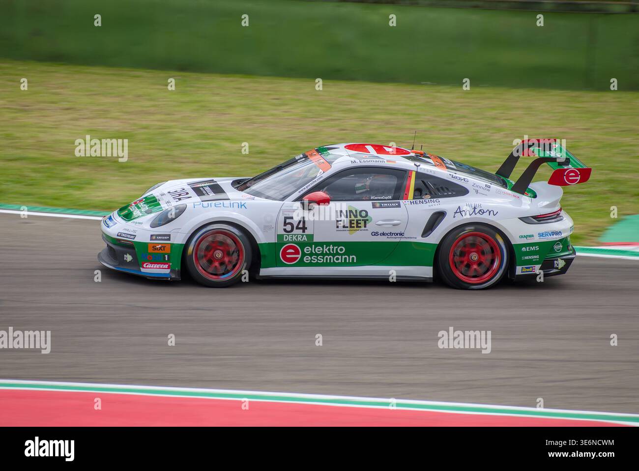 #54 Michael Essmann von Team75 Bernhard in einem dynamischen Schwenkschuss von Acque Minerali in Richtung Variante Alta. 2025 Porsche Sixt Carrera Cup in Imola Stockfoto