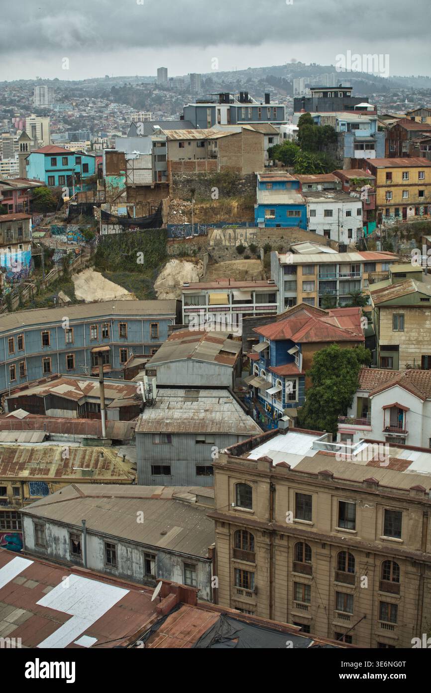 Dichtes Hillside Stadtviertel Mit Bunten Häusern Und Abgenutzten Dächern In Valparaiso, Chile. Stockfoto