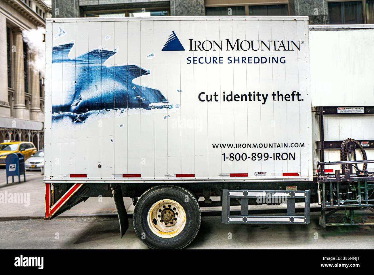 Iron Mountain Secure Shredding Truck and Street Scene, Manhattan, New York City, New York, USA Stockfoto