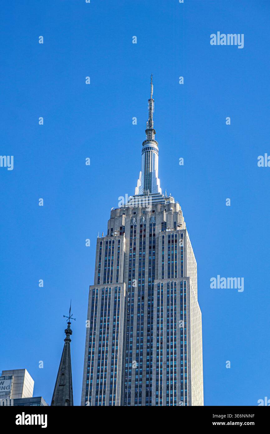 Empire State Building vor blauem Himmel, Manhattan, New York City, New York, USA Stockfoto