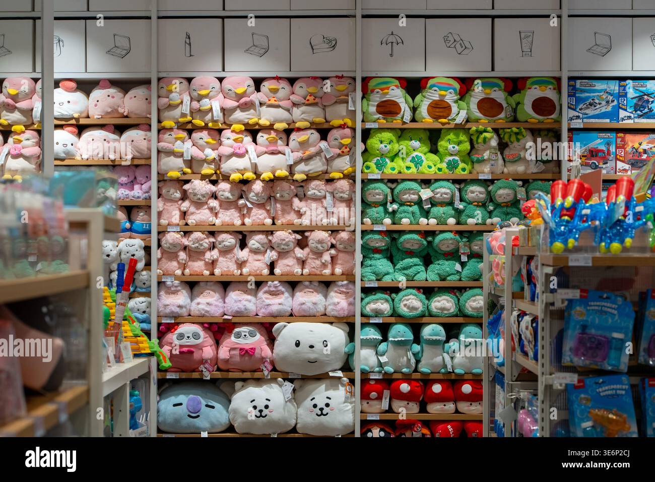Moderne, stilvolle Designerwaren, Accessoires, Spielzeug in den Regalen des Geschäfts. Innenraum des Markenladens Miniso. Minsk, Weißrussland - 30. März 2026 Stockfoto